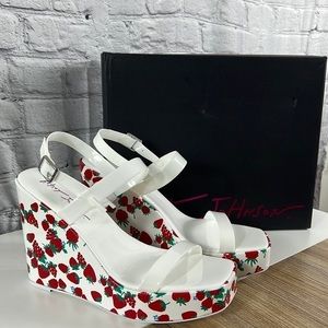 NEW Betsey Johnson Landry Daisy Wedge Sandal size 9